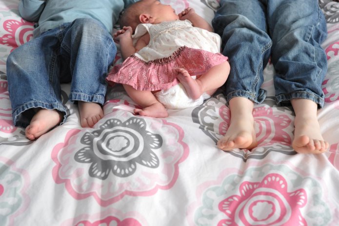 jade-2-weeks-with-siblings-055e