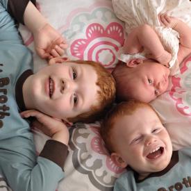 jade-2-weeks-with-siblings-110e